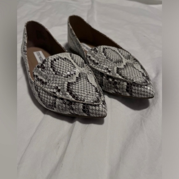 Steve Madden Women”s Feather Pu Upper Flat Shoes Size 7M - Picture 2 of 11